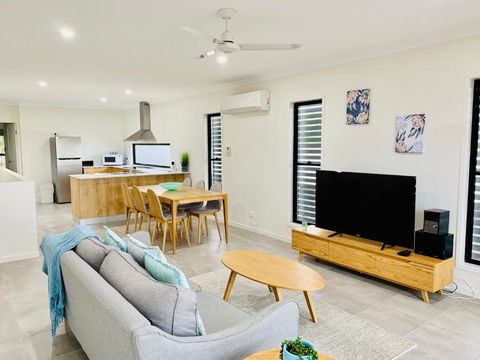 DAYDREAMING Airlie Beach Water Views & Only 200m To Boardwalk. - Geraldton Accommodation 1