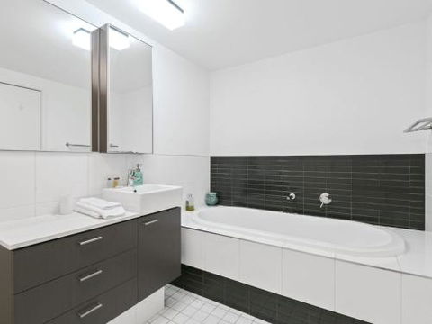 LORNE CHALET APARTMENT 36 Central Location - Geraldton Accommodation 2