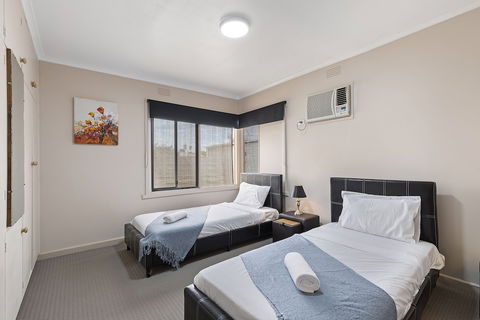 The Gazebo Place - Spacious 4 Bedroom Near Murray River - Geraldton Accommodation 1
