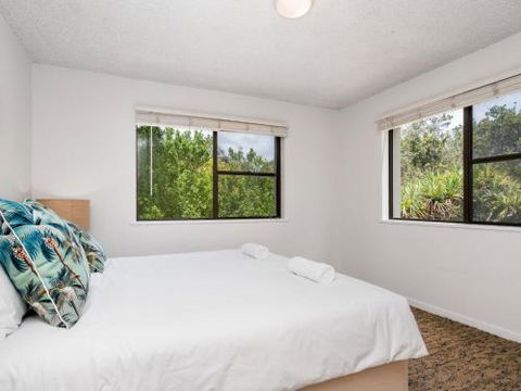 EAST COAST ESCAPES Byron Beachfront - Geraldton Accommodation 0
