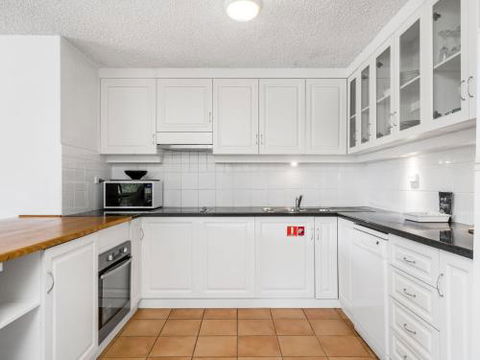 EAST COAST ESCAPES Byron Beachfront - Geraldton Accommodation 2
