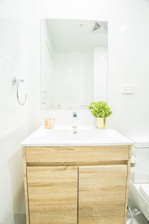 Modern And Chic Apartment Next To Parramatta Station - Geraldton Accommodation 5