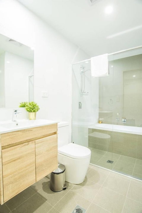 Modern And Chic Apartment Next To Parramatta Station - Geraldton Accommodation 6