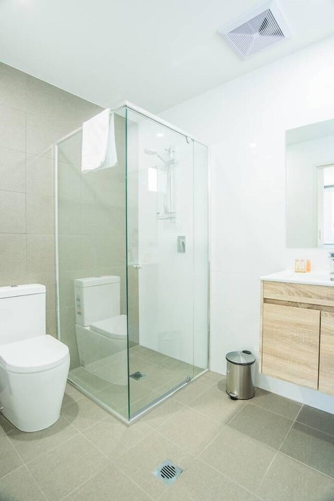 Modern And Chic Apartment Next To Parramatta Station - Geraldton Accommodation 1