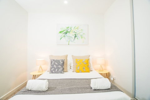 Modern And Chic Apartment Next To Parramatta Station - Geraldton Accommodation 2