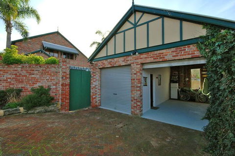 Above Bored Bed & Breakfast - Geraldton Accommodation 2
