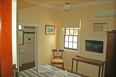 Canungra Hotel - Geraldton Accommodation 3
