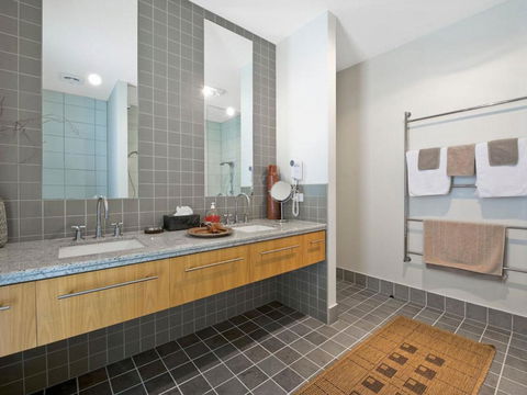 Louvres - Geraldton Accommodation 1