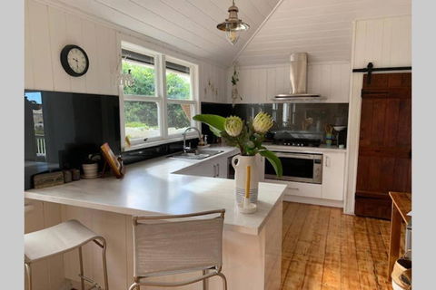 Stunning Queenslander - Geraldton Accommodation 5