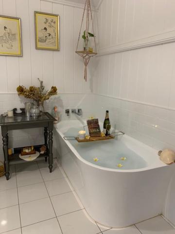 Stunning Queenslander - Geraldton Accommodation 6