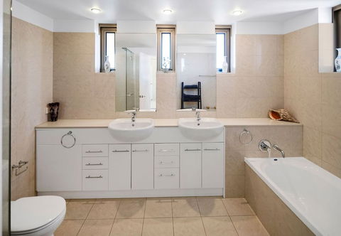 Luxury 3BR Apt With Incredible Views - Geraldton Accommodation 3
