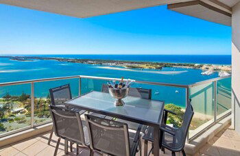 Luxury 3BR Apt With Incredible Views - Geraldton Accommodation 5