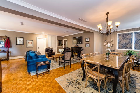 Hedge House- Luxury Space Style Location - Geraldton Accommodation 3
