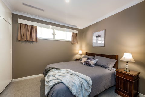 Hedge House- Luxury Space Style Location - Geraldton Accommodation 6