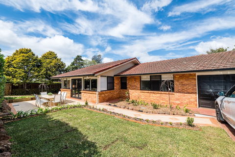 Hedge House- Luxury Space Style Location - Geraldton Accommodation 0