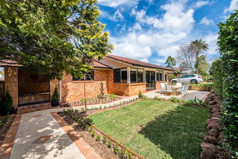 Hedge House- Luxury Space Style Location - Geraldton Accommodation 1
