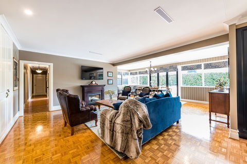 Hedge House- Luxury Space Style Location - Geraldton Accommodation 5