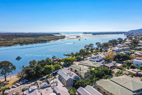 Panoramic River & Ocean Views Noosaville - Geraldton Accommodation 4