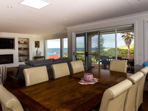WHALE WATCH FOR FOUR Gerringong 4pm Check Out Sundays - Geraldton Accommodation 4