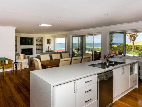 WHALE WATCH FOR FOUR Gerringong 4pm Check Out Sundays - Geraldton Accommodation 1