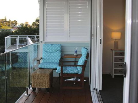 WHALE WATCH FOR FOUR Gerringong 4pm Check Out Sundays - Geraldton Accommodation 2