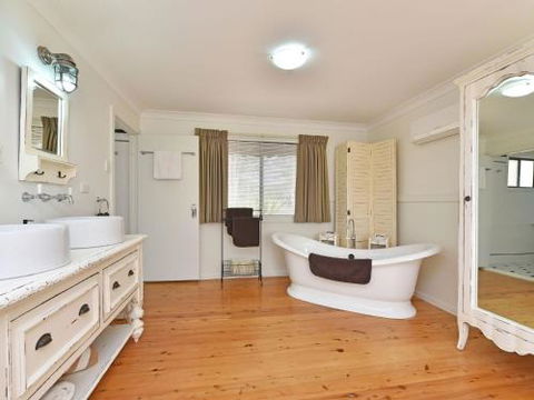 Olive Grove Villa 3 Suite With Large Bath - Geraldton Accommodation 6