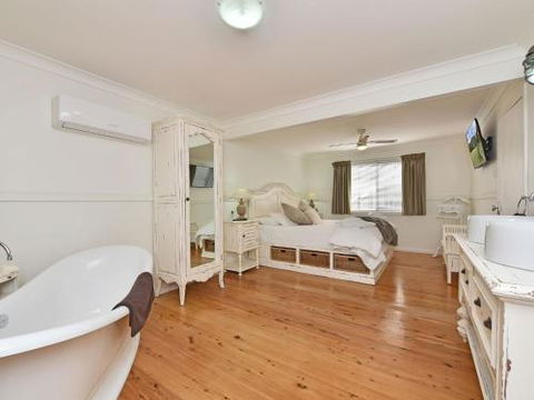 Olive Grove Villa 3 Suite With Large Bath - Geraldton Accommodation 2