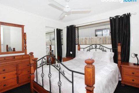 Schirrmann 56 Four Bedroom Home On Canal With Pool Pontoon Aircon & WiFi! - Geraldton Accommodation 2