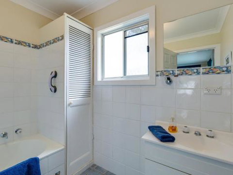 WIRANI On The WATER Sanctuary Point 4pm Check Out Sundays - Geraldton Accommodation 6