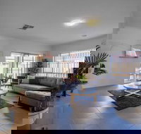 Big Family Fun 4 Bedrooms House in Point Cook - Geraldton Accommodation