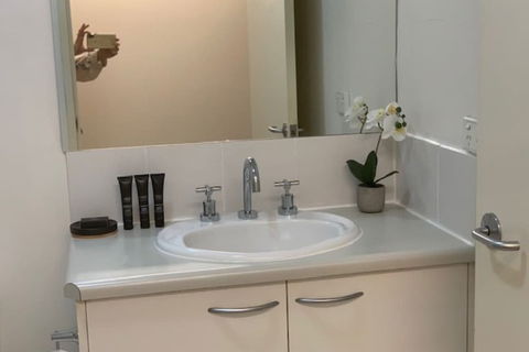 BHB CBD Dream Wine Netflix Wifi Views - Geraldton Accommodation 4