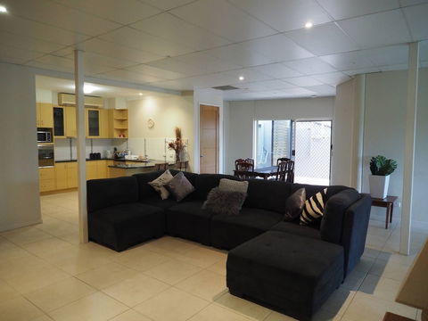 Queen Room With Airport Transfers Or Car Rental - Geraldton Accommodation 6