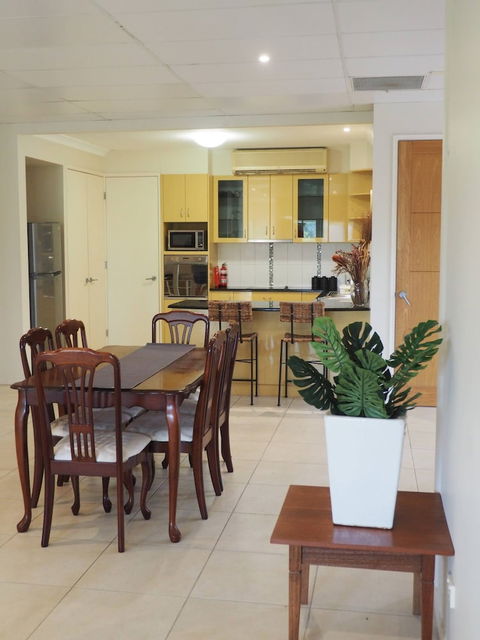 Queen Room With Airport Transfers Or Car Rental - Geraldton Accommodation 3