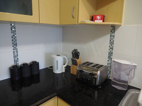 Queen Room With Airport Transfers Or Car Rental - Geraldton Accommodation 2