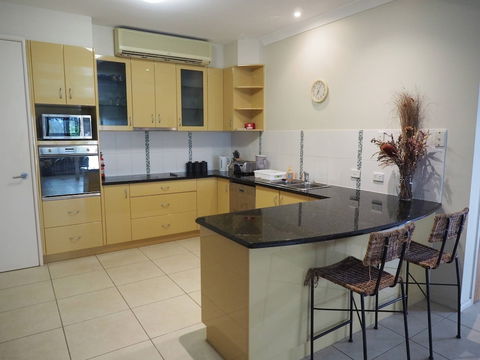 Queen Room With Airport Transfers Or Car Rental - Geraldton Accommodation 4