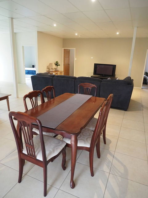 Queen Room With Airport Transfers Or Car Rental - Geraldton Accommodation 5