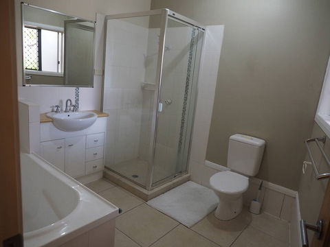 Queen Room With Airport Transfers Or Car Rental - Geraldton Accommodation 0