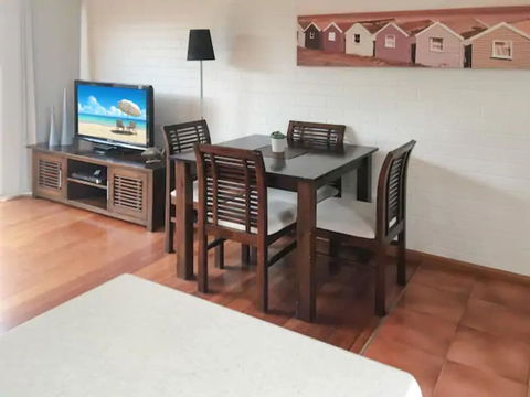 Home Near Shops & Beach - Geraldton Accommodation 3