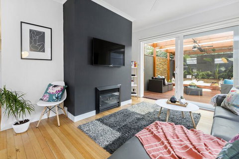 AMORE - Geraldton Accommodation 0