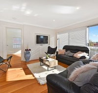 Spacious  Bright 4 Bedroom Home - Geraldton Accommodation