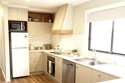 Charlottes Honor River & Golf Cottage - Geraldton Accommodation 4