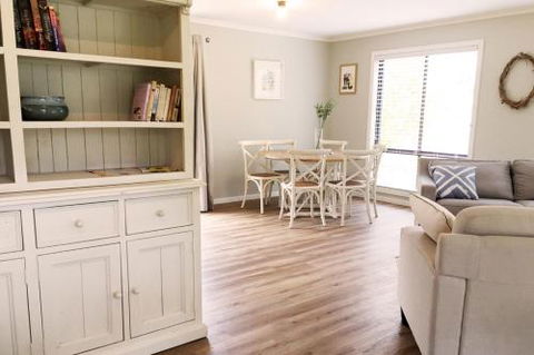 Charlottes Honor River & Golf Cottage - Geraldton Accommodation 3