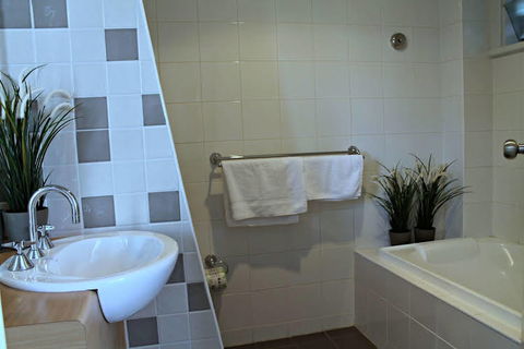Adelaide DressCircle Apartments - Ward St - Geraldton Accommodation 0