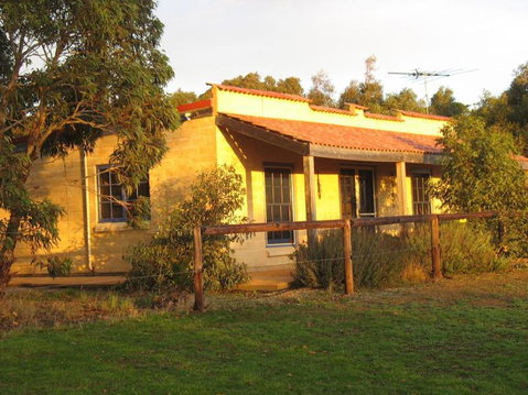 Dees Villa Bed & Breakfast - Geraldton Accommodation 5