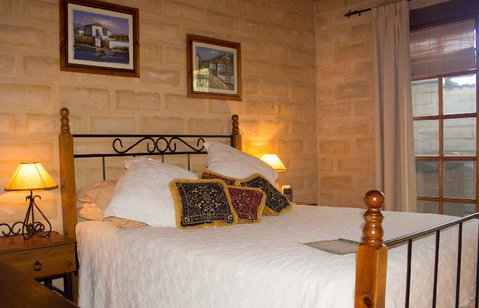 Dees Villa Bed & Breakfast - Geraldton Accommodation 3