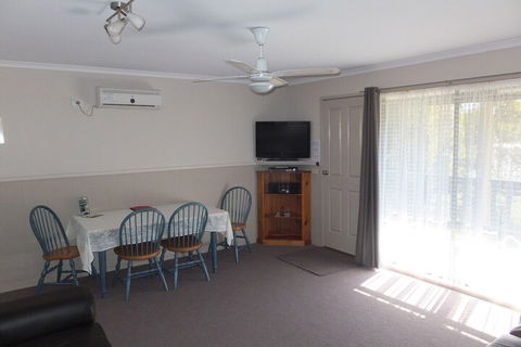 Lakes Entrance Country Cottages - Geraldton Accommodation 7