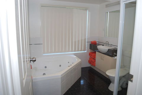 Lookout Holiday Units - Geraldton Accommodation 4