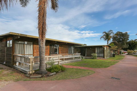 Lazy Acre Log Cabins - Geraldton Accommodation 2