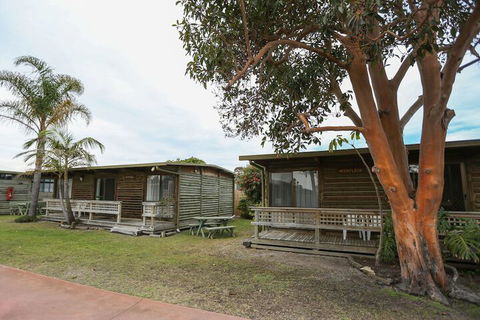Lazy Acre Log Cabins - Geraldton Accommodation 7