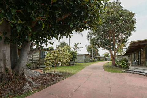 Lazy Acre Log Cabins - Geraldton Accommodation 4
